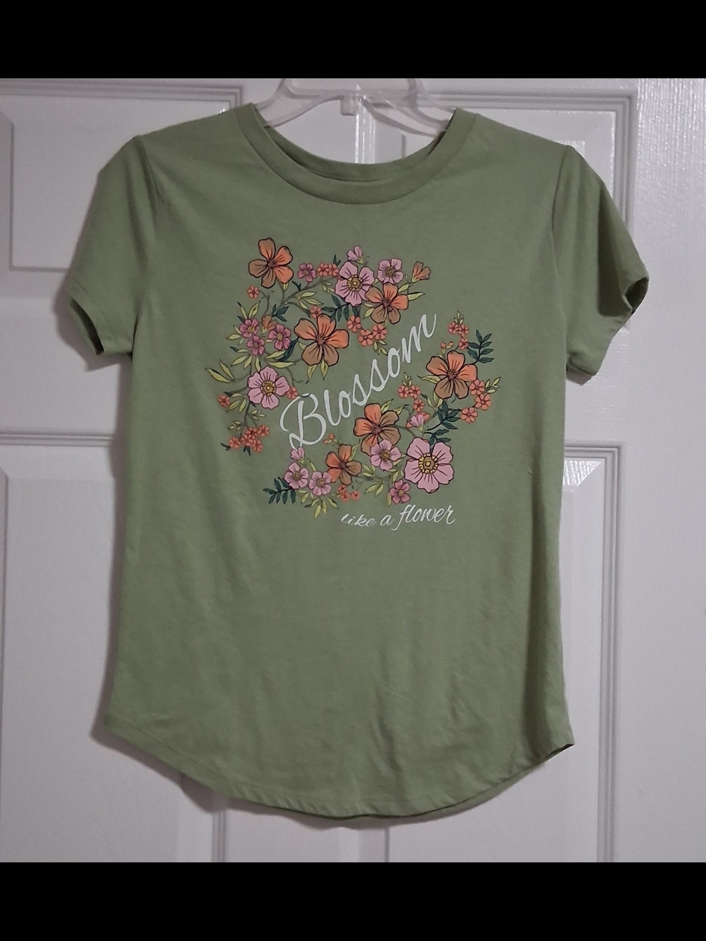 Adiva Sage Green Floral Graphic Tee Size Small